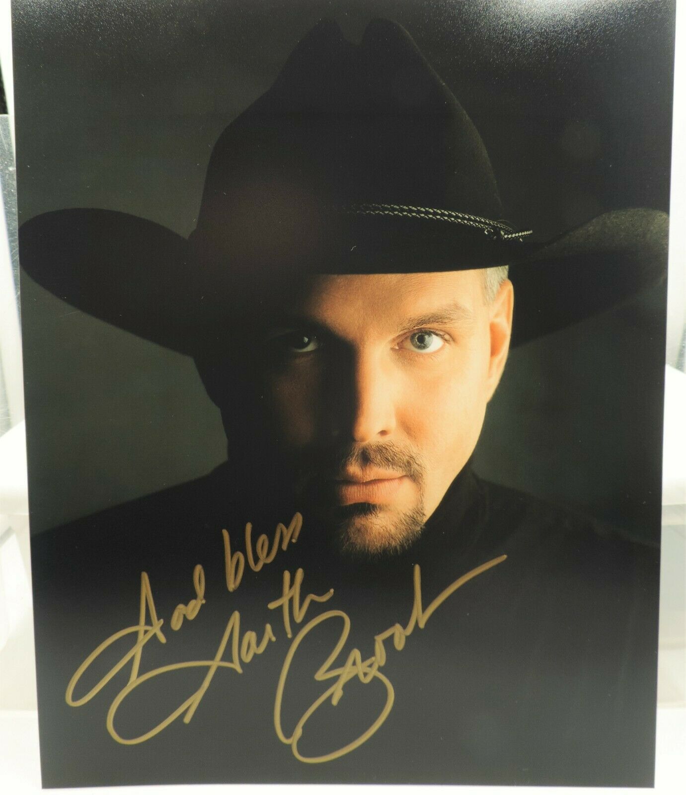 Singer  Garth Brooks Autographed color photograph   AG-GB