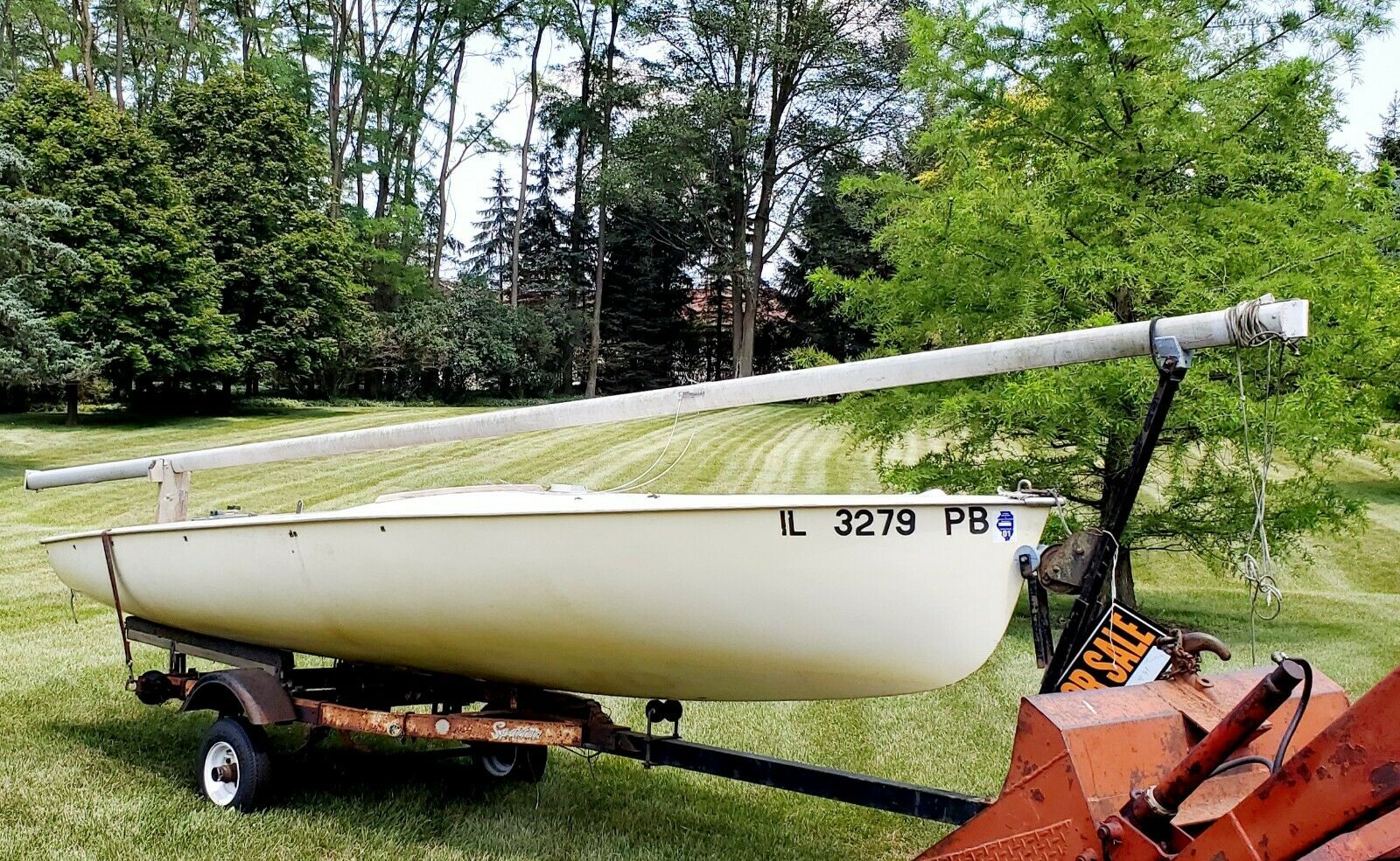 Vintage 15 feet Chrysler Mutineer Sailboat and Trailer - Excellent condition