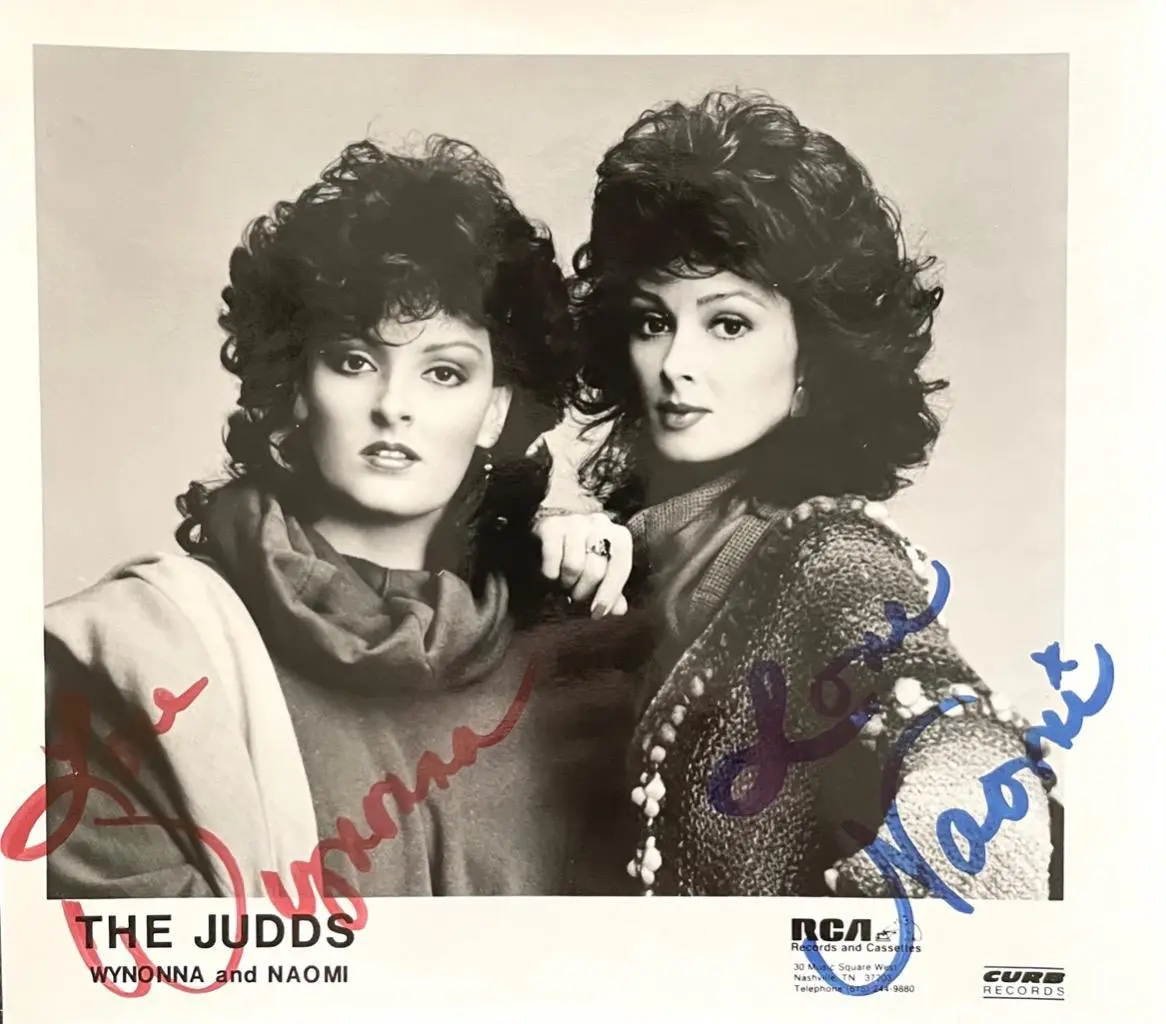 The Judds Hand Signed Autograph 8x10 B&w Photo W/album No Lp -"heart Land"